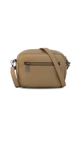 Bandolera de símil cuero color rojo, con doble bolsillo principal, un bolsillo frontal y un bolsillo trasero. Incluye correa ajustable.