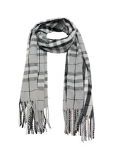 Bufanda de tejido suave con diseño de cuadros escoceses en tonos gris, negro y blanco, terminada con flecos en los extremos.