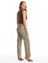 Pantalón de corte recto confeccionado en gabardina elastizada con estampado cuadrillé. Presenta pretina elástica, bolsillos inclinados en la parte delantera y un detalle de ribete en contraste a lo largo de la costura lateral de la pierna.