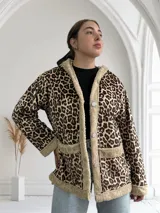 Campera con capucha de pana con estampado animal print de leopardo, forrada con piel sintética color beige.