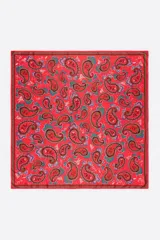 Pañuelo cuadrado de poliéster reciclado en color rojo, con diseño de estampado paisley y detalles en verde, azul y blanco.