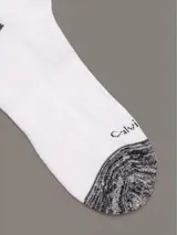 Pack de 3 pares de medias Calvin Klein de corte medio, en colores gris, negro y blanco. Presentan logo CK en el tobillo y diseño jaspeado en la puntera y el talón.