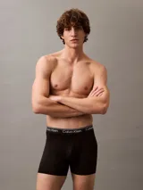 Pack de tres bóxer brief Calvin Klein de microfibra stretch, con cintura elástica con logo de la marca. Incluye un bóxer negro, uno beige y uno celeste a rayas horizontales.