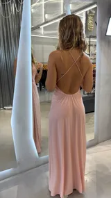 Vestido largo de fiesta color rosa pálido con breteles finos, escote en V profundo y tajo lateral.