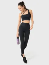 Calza deportiva de tiro alto con banda de compresión en la cintura, diseño liso y largo al tobillo.