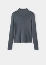 Jersey de punto fino color gris con cuello perkins, diseño entallado y manga larga.