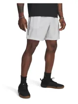Short deportivo Under Armour de tejido ligero, con cintura elástica y cordón interno. Presenta logo de la marca estampado verticalmente en el lateral y aberturas en el bajo.