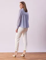 Camisa blanca de gasa marca Tahari, con cuello con solapa y abertura central con botones ocultos. Manga larga con puño y botones.