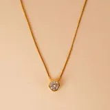 Conjunto de tres collares de cadena fina en plata 925 con baño de oro, cada uno con un dije de punto de luz en forma de circonia engastada.
