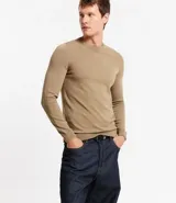 Suéter básico masculino color tostado, de cuello redondo y manga larga, con diseño liso confeccionado en mezcla de viscosa y poliamida.