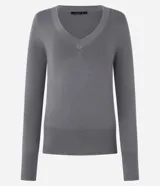 Suéter de punto color amarillo, con escote en V y mangas largas. Presenta un diseño básico y versátil, confeccionado en una mezcla de viscosa, poliamida y elastano.