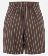 Short de corte recto confeccionado en viscolino con diseño de rayas verticales, cintura trasera con elástico, tapetas frontales con botones decorativos y bolsillos laterales.