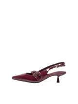 Zapatos slingback de cuero sintético acharolado color bordó, con punta fina, taco bajo y tiras cruzadas en el empeine con hebilla metálica dorada.