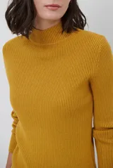 Polera de tejido morley color azul, con cuello alto y mangas largas, de corte ajustado al cuerpo.