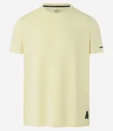 Remera deportiva de hombre con tecnología dry fit, cuello redondo y manga corta. Presenta un diseño liso en color beige con una pequeña etiqueta decorativa en el dobladillo.