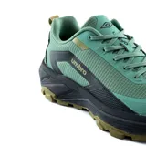 Championes de trekking Umbro Torren, color verde con suela negra y detalles en marrón.
