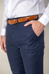 Pantalón de lino azul, de corte clásico y recto, con bolsillos laterales y trabillas para cinturón.