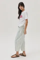 Remera blanca de algodón con estampa de cerezas y texto 'Cherry Amour' en el frente.