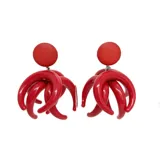 Aros colgantes de resina roja con forma de tentáculos.
