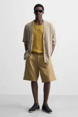 Zapatilla de cordones tipo alpargata color caqui, con capellada de piel serraje y suela de yute.