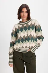 Sweater de punto con diseño de rombos en tonos verdes y crema. Presenta cuello redondo, mangas largas con puños anchos acanalados a rayas y ruedo también acanalado.