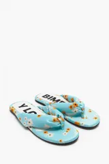 Sandalias tipo ojotas con plataforma baja, capellada acolchada y estampado floral en tonos celeste, blanco y naranja.