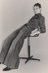 Pantalón de jean estilo oxford con diseño de paneles verticales en contraste y ruedo deshilachado.