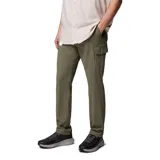 Pantalón cargo de corte recto en color verde oliva, con cintura ajustable mediante cordón y presilla utilitaria. Cuenta con múltiples bolsillos funcionales, incluyendo bolsillos laterales de carga con cierre de velcro y bolsillos de seguridad con cremallera, diseñados con tecnología repelente a la humedad.