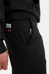 Bermuda Levi's modelo XX Chino Short II, color negro, de tiro medio y corte estándar con bolsillos laterales y traseros.