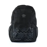 Mochila negra con estampado geométrico en el bolsillo frontal y logo de Umbro en el frente.