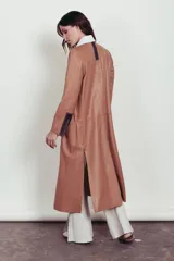 Tapado largo de cuero ovino color camel, con cuello desmontable en color blanco y detalles en las mangas color chocolate.