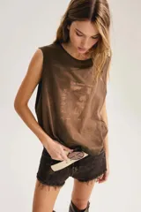 Musculosa marrón tipo muscle tee, de calce relajado con sisas anchas y cuello redondo. Cuenta con un estampado gráfico frontal de inspiración japonesa vintage.