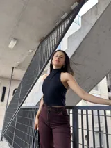 Top negro elastizado con cuello halter y espalda descubierta.