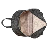 Mochila Guess modelo Nessa, color negro con estampado de monograma de la marca en gris oscuro. Presenta un bolsillo frontal con cierre, tiradores metálicos con forma de flor y correas ajustables con el logo de la marca estampado.