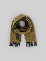 Bufanda rectangular color verde oliva con textura jaspeada y flecos en los extremos.