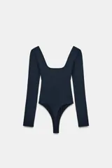 Body de manga larga con escote cuadrado, confeccionado en tejido elástico con cierre inferior mediante botones a presión.