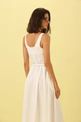 Vestido midi de escote cuadrado y sin mangas, con falda amplia con tablas y cinturón al tono incluido.