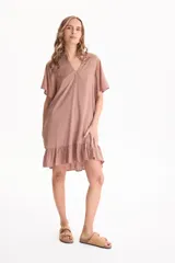 Vestido corto color salmón, de corte holgado, con mangas cortas amplias, escote en V con cuello mao y detalle de volado fruncido en el ruedo.