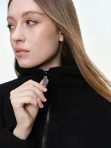 Campera de tela fleece doble, color negro, con cierre frontal completo, cuello alto y bolsillos laterales. Presenta puños y bajo elastizados para un ajuste cómodo.