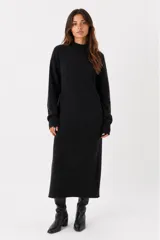 Vestido midi de punto con cuello polera, manga larga y corte recto.
