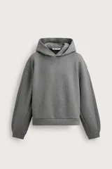 Sudadera hoodie gris melange de corte boxy fit, con capucha, mangas largas y puños ajustados. Confeccionada en tejido doble y compacto con mezcla de algodón.
