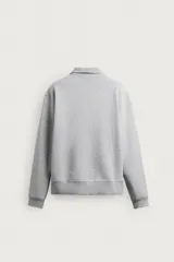 Sudadera regular fit de color marrón, con cuello alto y cierre frontal de cremallera corta, manga larga y puños y dobladillo en rib.