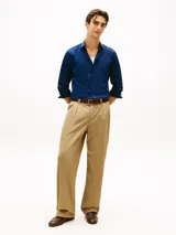 Camisa azul marino de corte slim con cuello italiano y cierre frontal de botones, confeccionada en sarga de mezcla de algodón elástico.