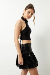 Minifalda negra de cuero sintético con cintura alta y corte globo.