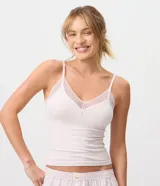 Blusa de pijama de diseño seamless color rosado con tirantes finos y detalle de encaje en el escote de pico.