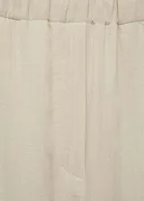 Pantalon de corte wideleg confeccionado en tejido de bambula de algodón, con cintura elástica y bolsillos laterales.