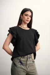 Remera negra de corte clásico con mangas cortas con volados. 