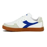 Championes urbanos Diadora modelo Helio Lifestyle, color blanco con detalles en azul y suela marrón.
