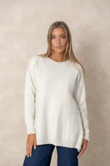 Buzo de corte relajado y cuello redondo, con detalles de costura vertical en la parte inferior y puños acanalados en las mangas.