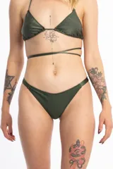 Bombacha de bikini less color verde militar, con textura acanalada y tiras para atar en los costados.